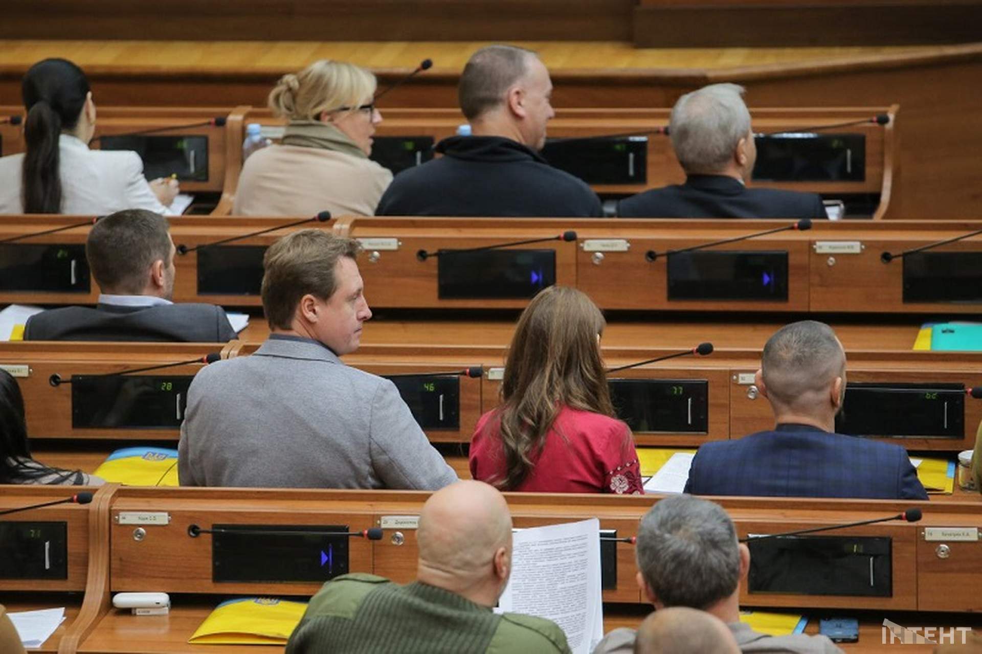 Шрапнель та невдалий перформанс: світлини з сесії Одеської облради