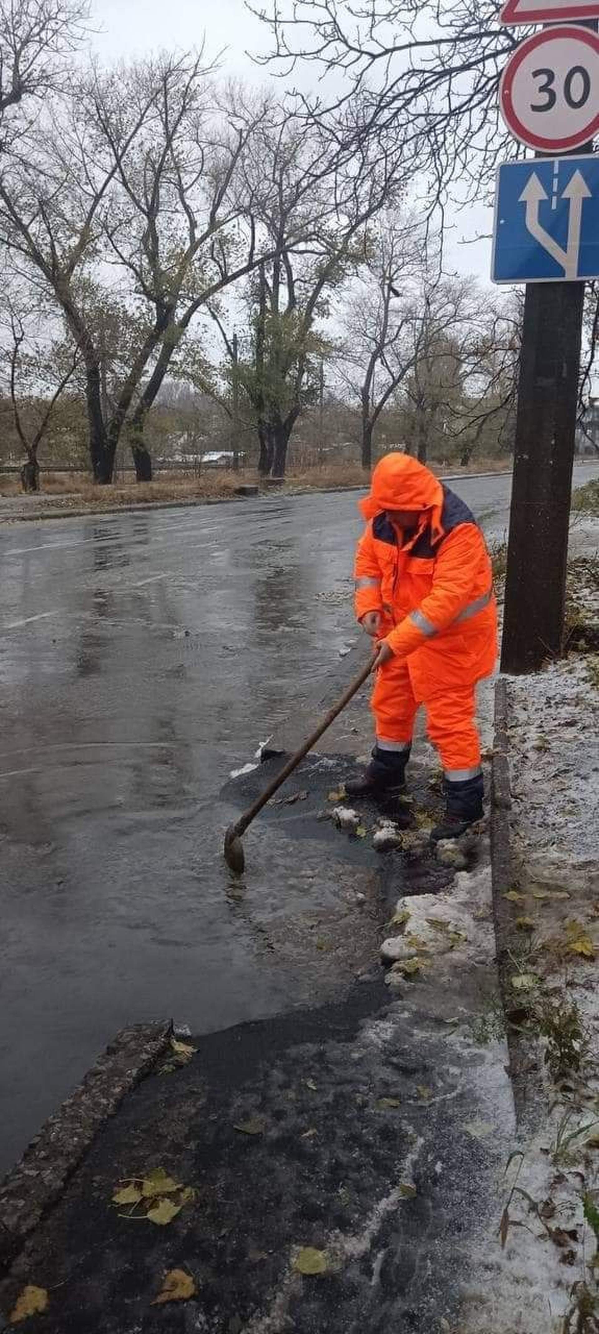 Заборонений рух трасами та знеструмлення: на Одещині вирує негода