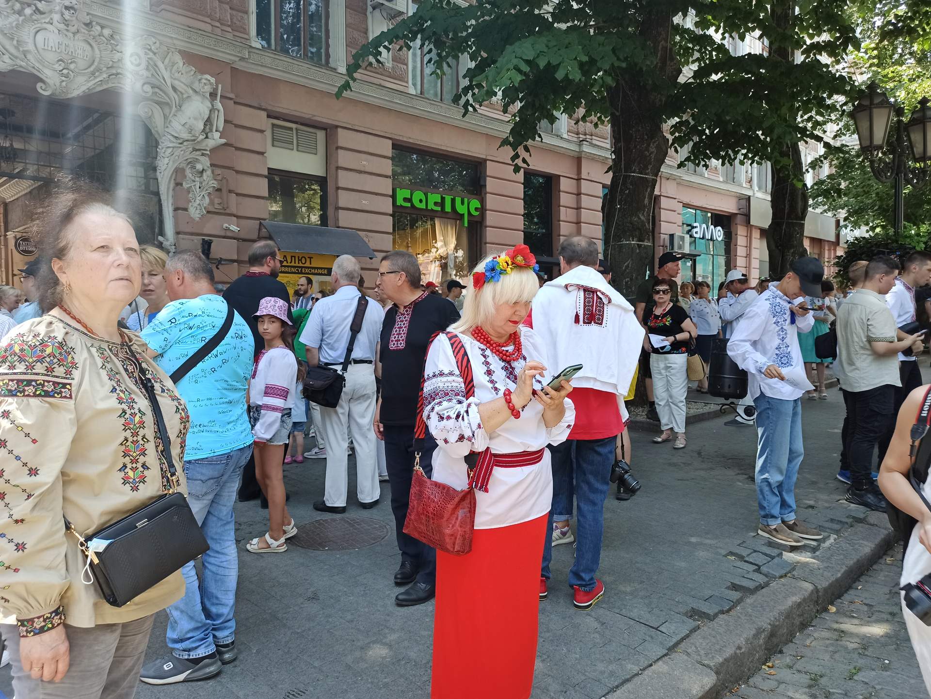 В Одесі влаштували мегамарш вишиванок та автопробіг до дня кримськотатарського прапору