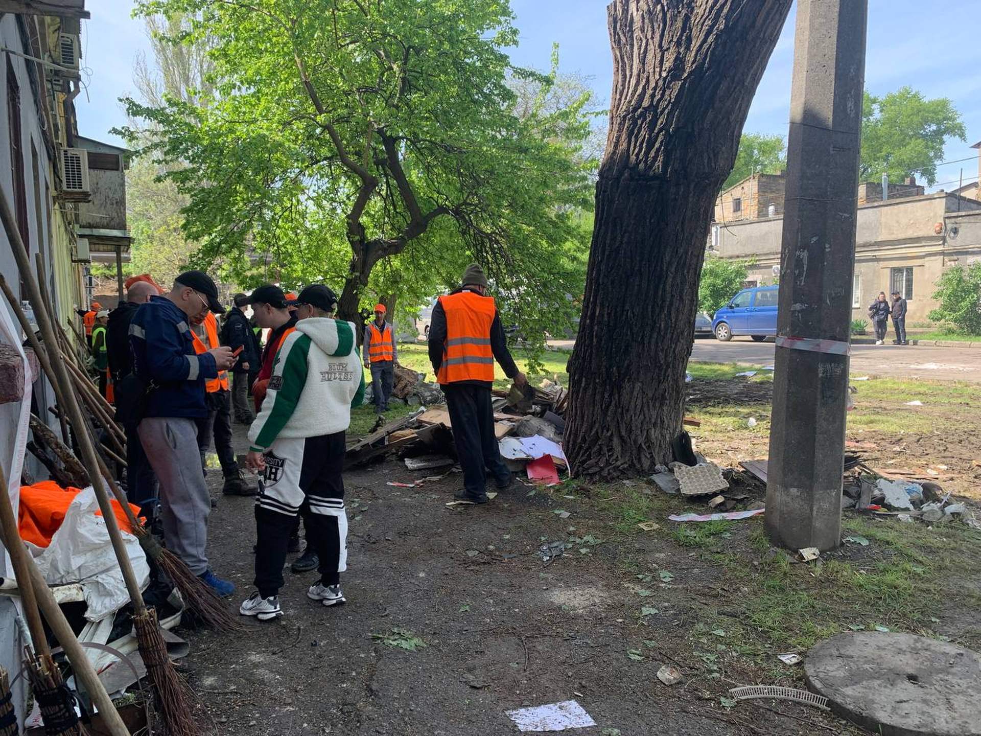 Наслідки влучання російського дрона в житлові будинки Одеси у світлинах