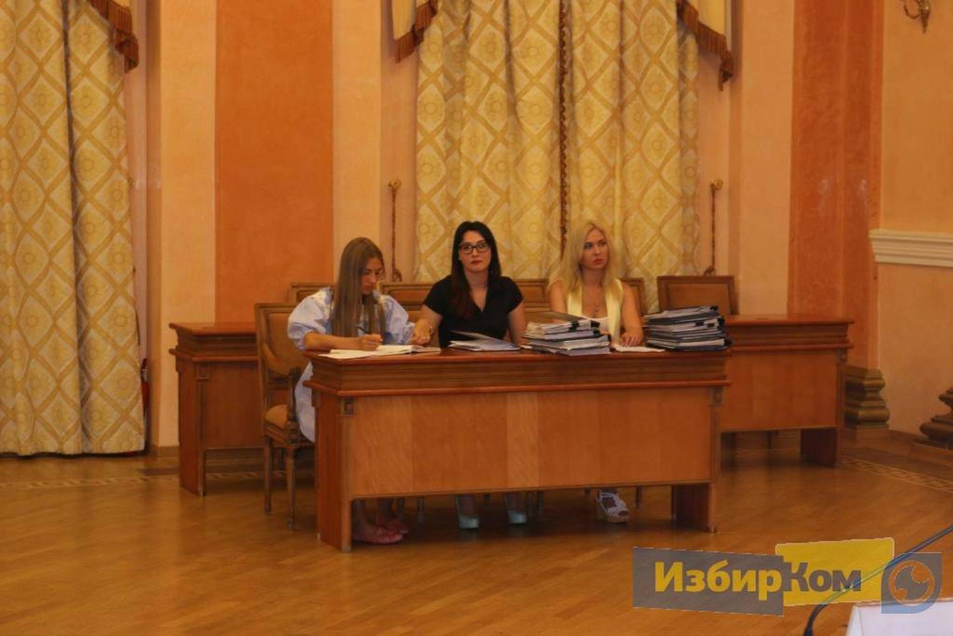 Неожиданная сессия Одесского горсовета: оцепление вокруг мэрии и сбор ради одного вопроса