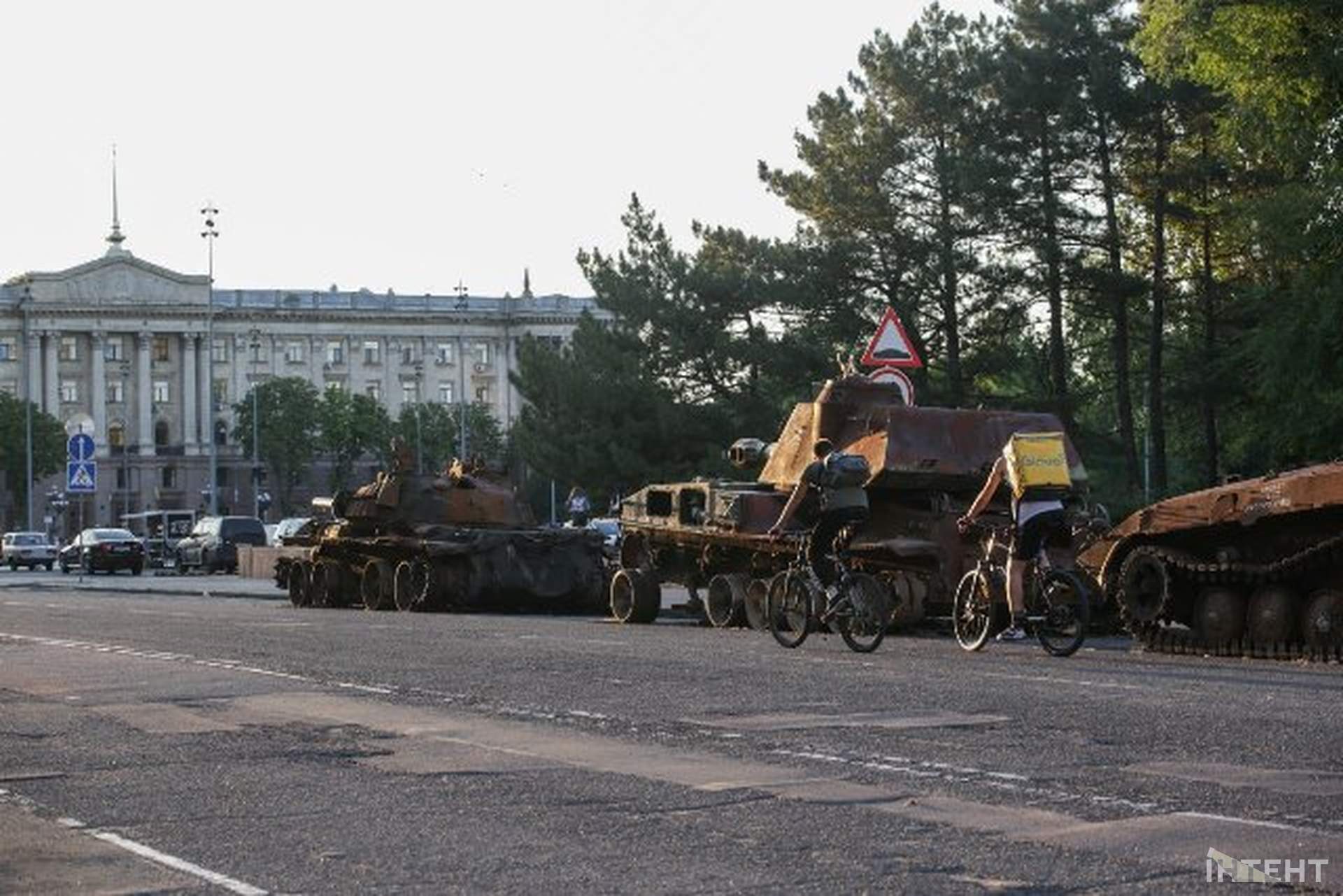 Розтрощена техніка окупантів в центрі Миколаєва у світлинах Інтента