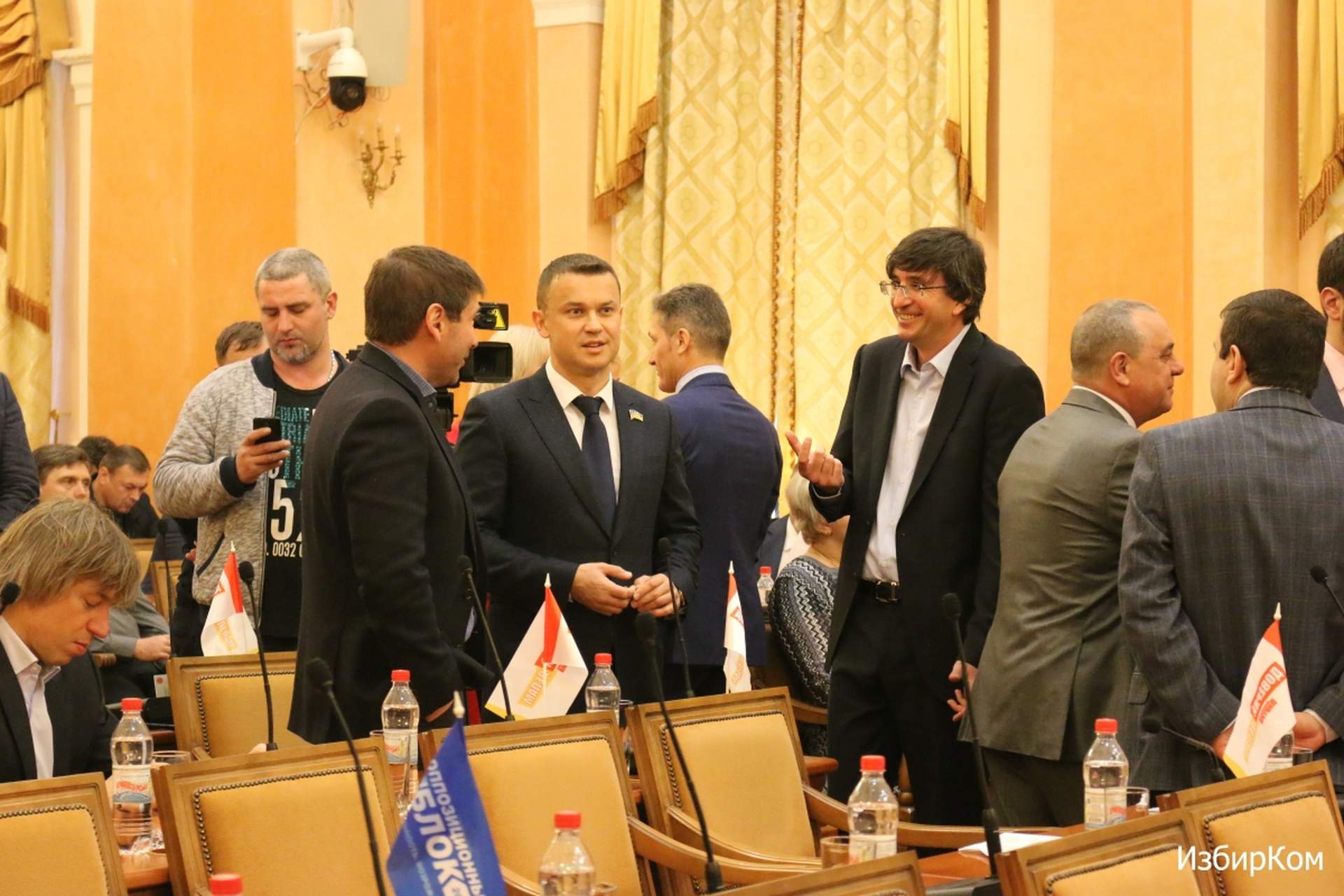 Сессия Одесского городского совета: "минирование", драка и повторное переименование улиц