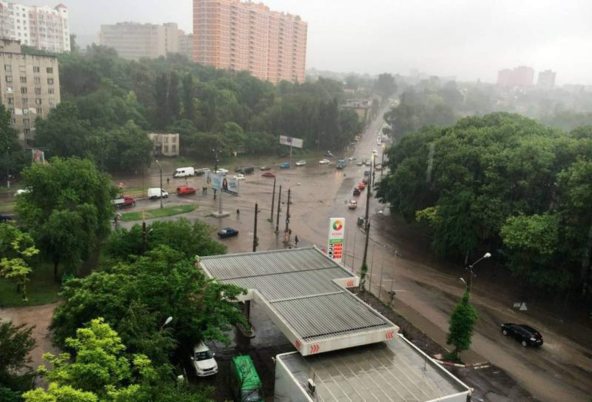 Ливень в Одессе. Дороги стали реками 