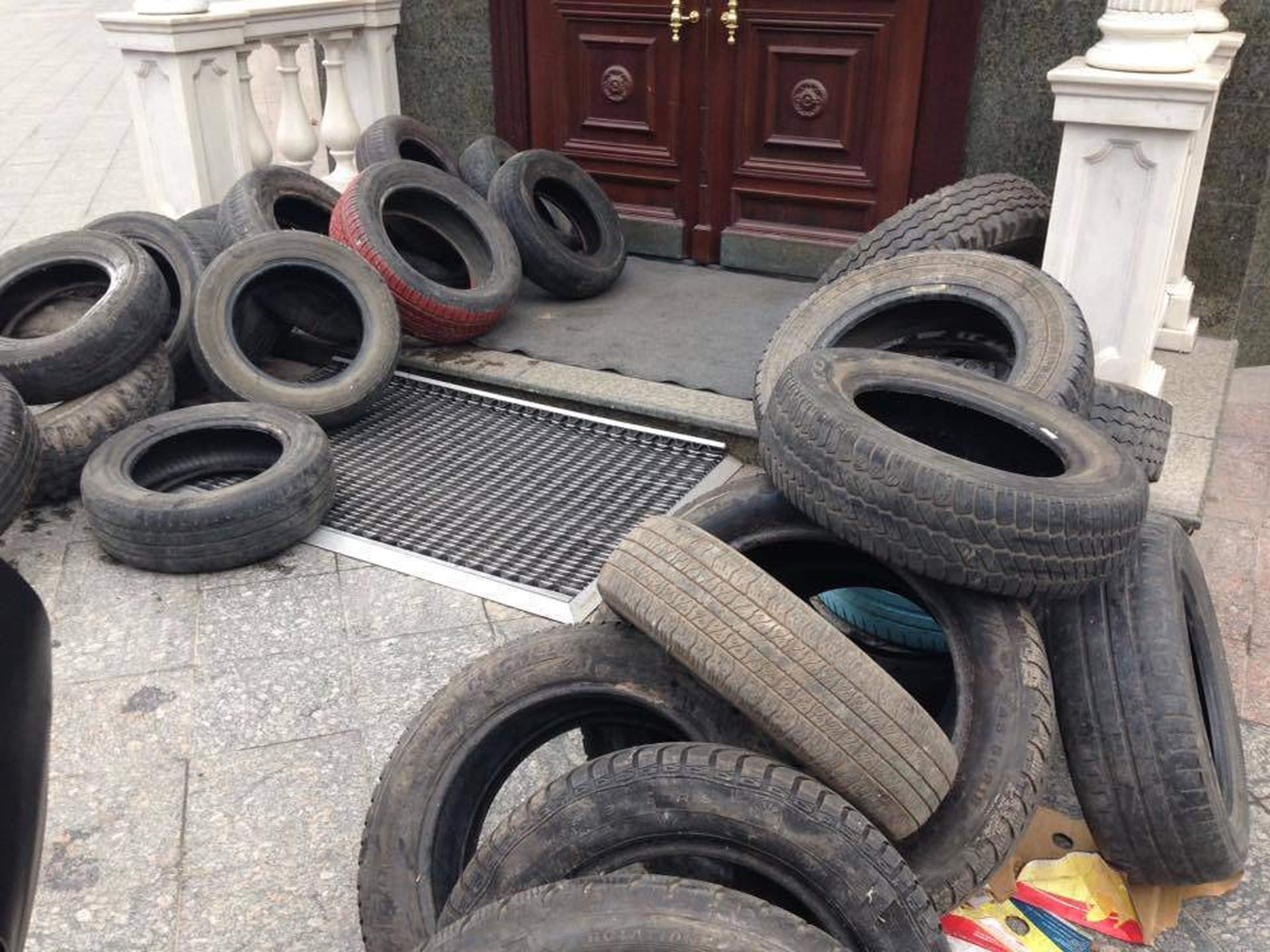 Перед дверью прокуратуры Одесской области сложили шины и повесили чучело