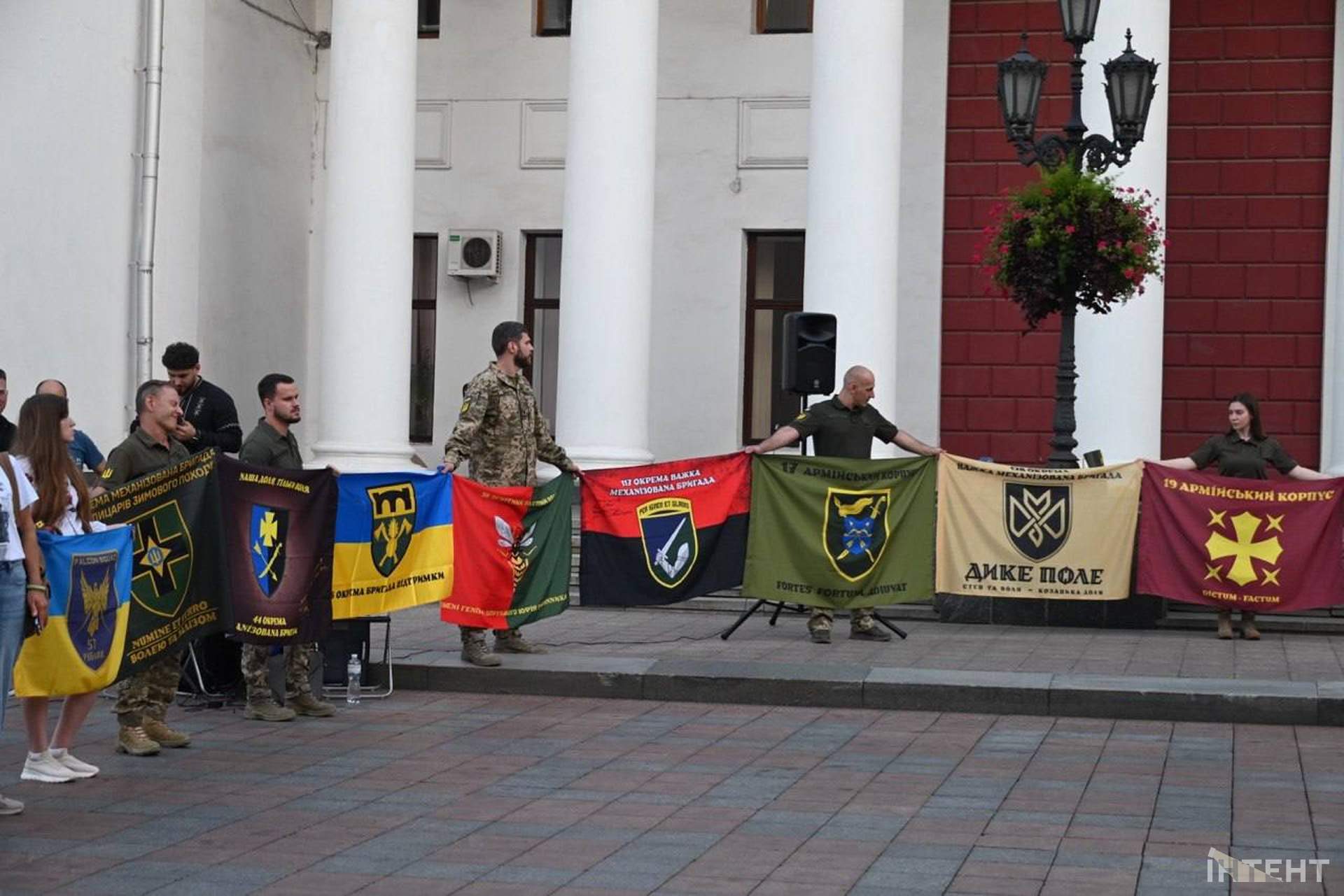 Лампадки, панахида та військовий оркестр: в Одесі стартував Вишиванковий фестиваль