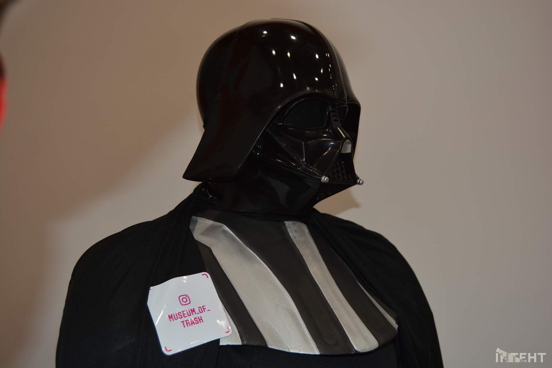 Секондхенд, кіногерої та агітаційна аптечка: в Одесі відкрився "Музей виборчого трешу"