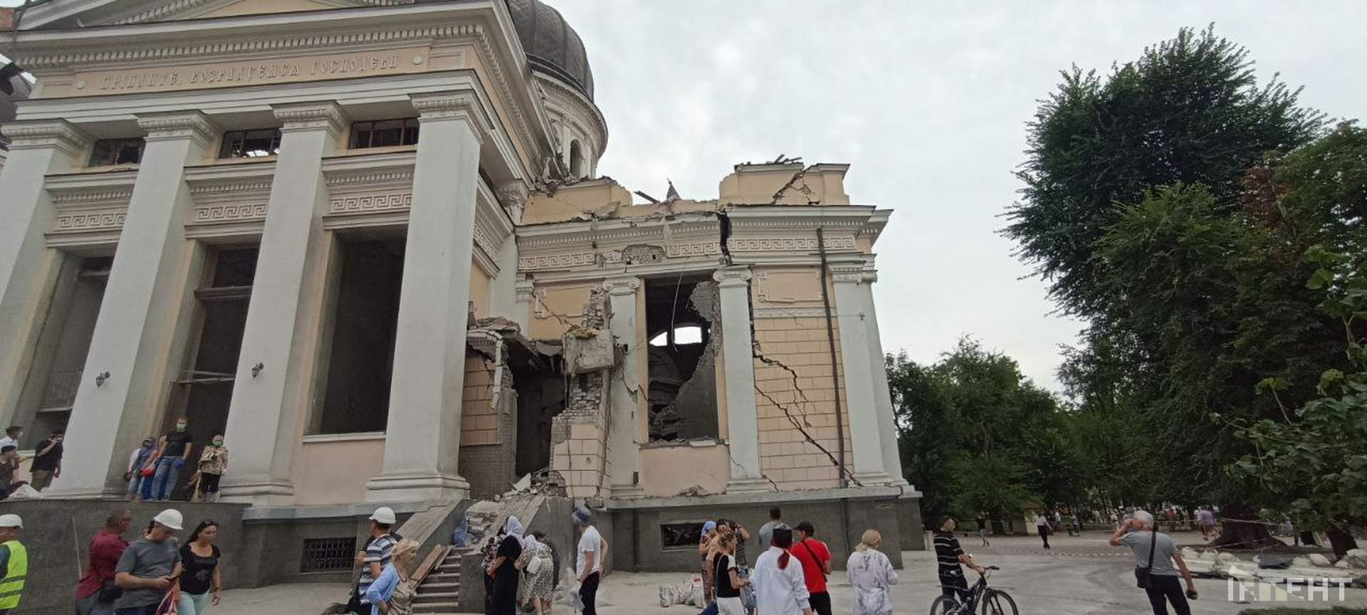 Наслідки нічної атаки росіян по Одесі в світлинах Інтента