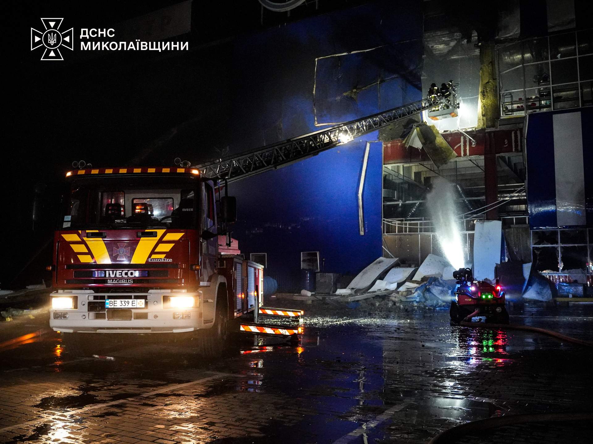 Через атаку рф на Епіцентр у Миколаєві поранило чоловіка та дівчину