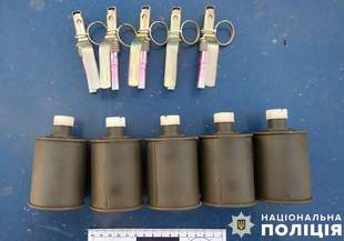На Херсонщине у мужчины в машине обнаружили гранаты и патроны в машине