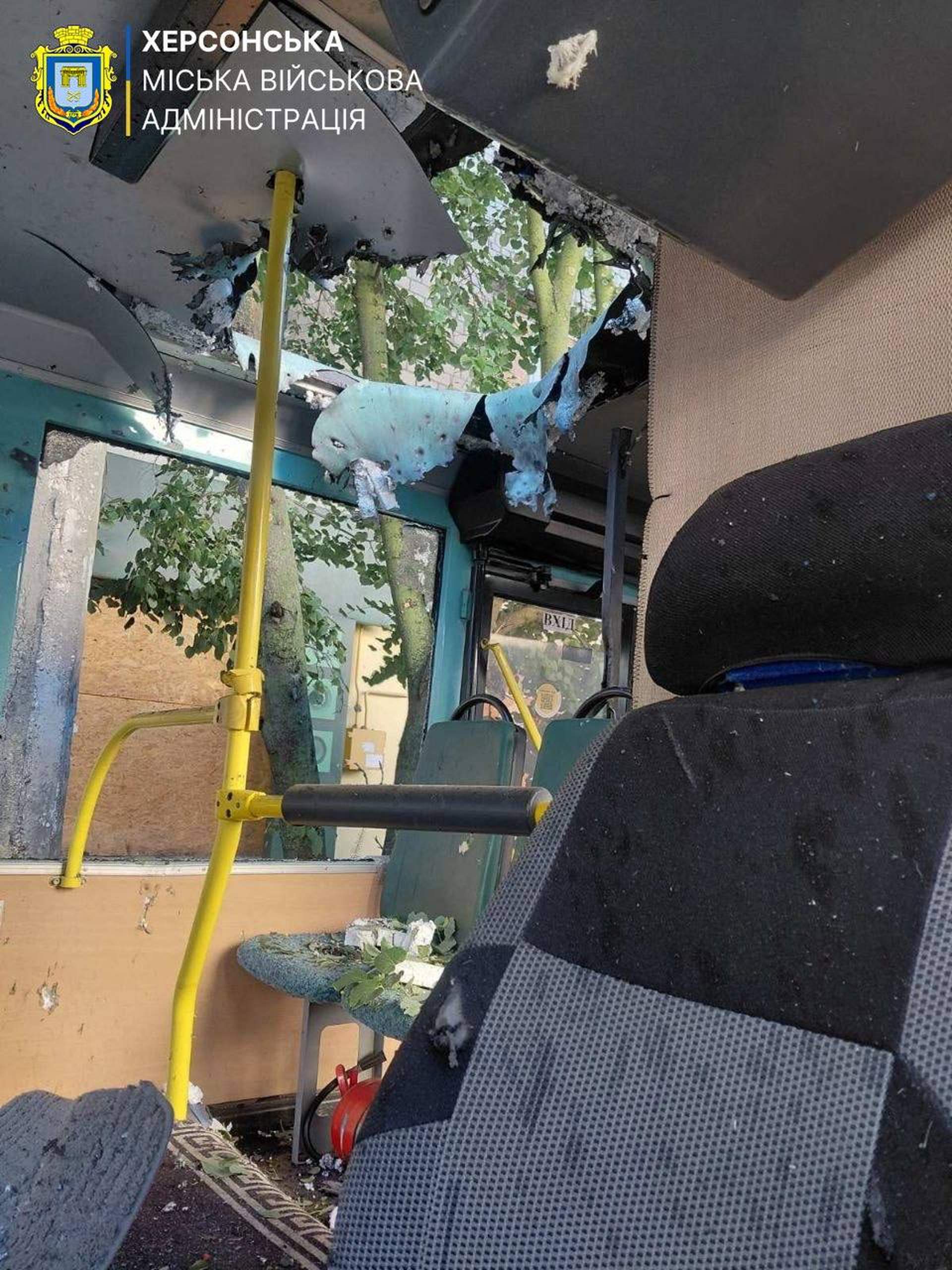 Окупанти вдарили по автобусу в центрі Херсона: є постраждалі