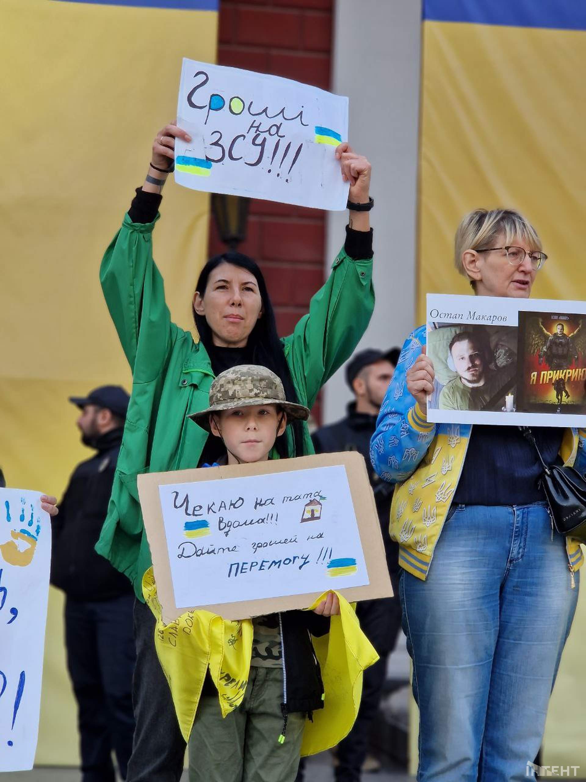 Одесити шосту суботу поспіль зібралися під будівлею мерії на акцію протесту