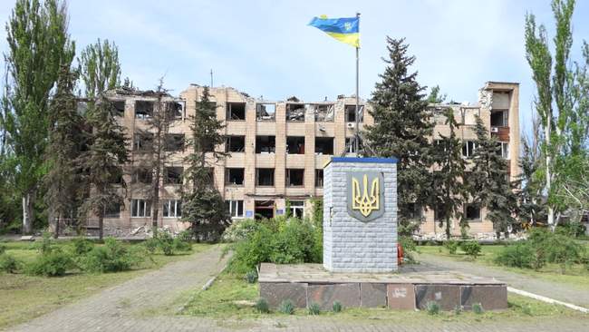 Зруйнована будівля селищної ради у Високопіллі. ФОТО: IPC-ПІвдень