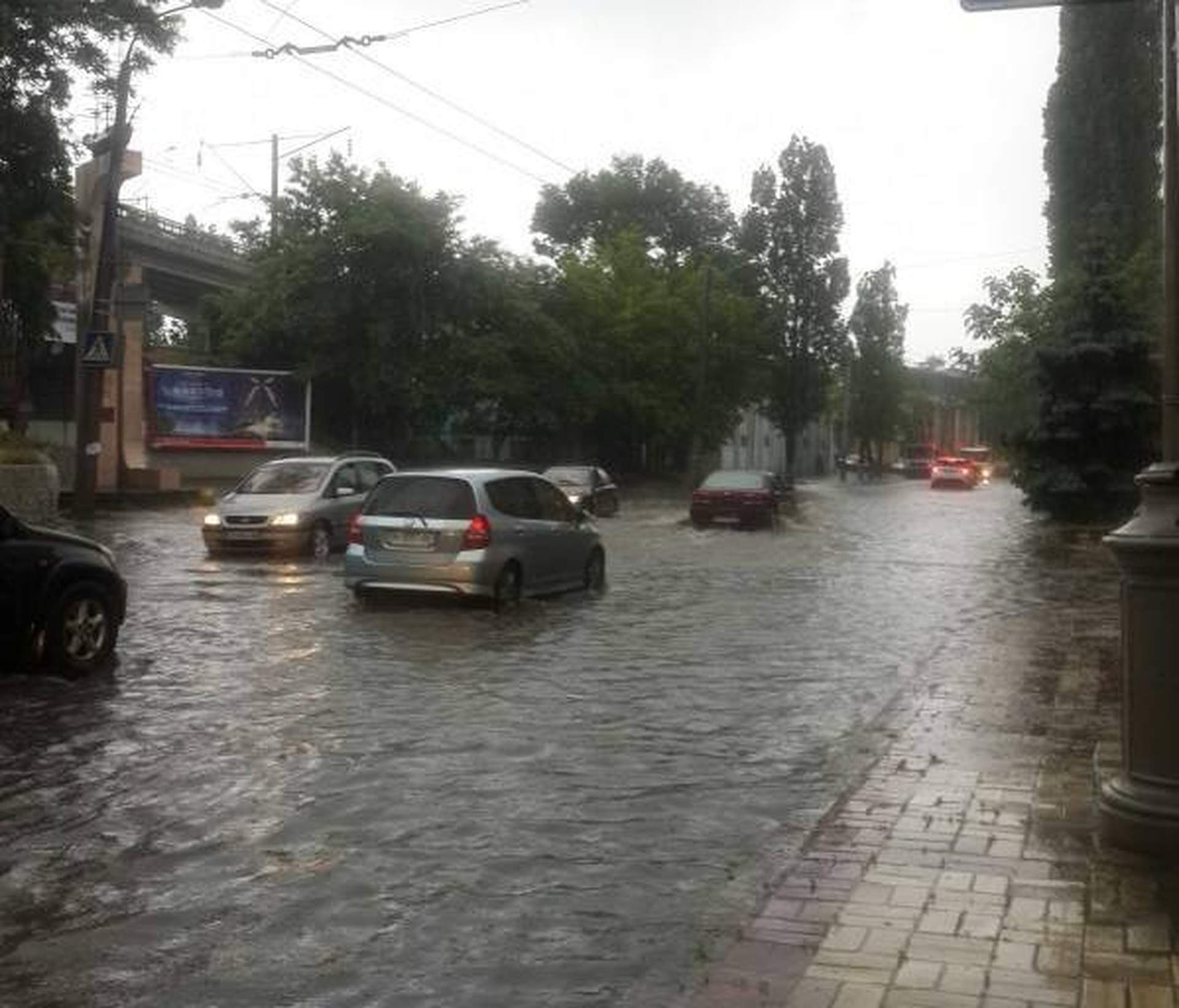Ливень в Одессе. Дороги стали реками 