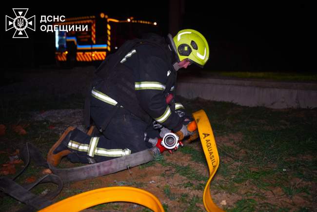 Гасіння пожежі внаслідок атаки росіян. ФОТО: ДСНС в Одеській області