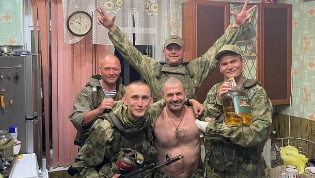 Станіслав Асонов (з автоматом). ФОТО: investigator.org.ua