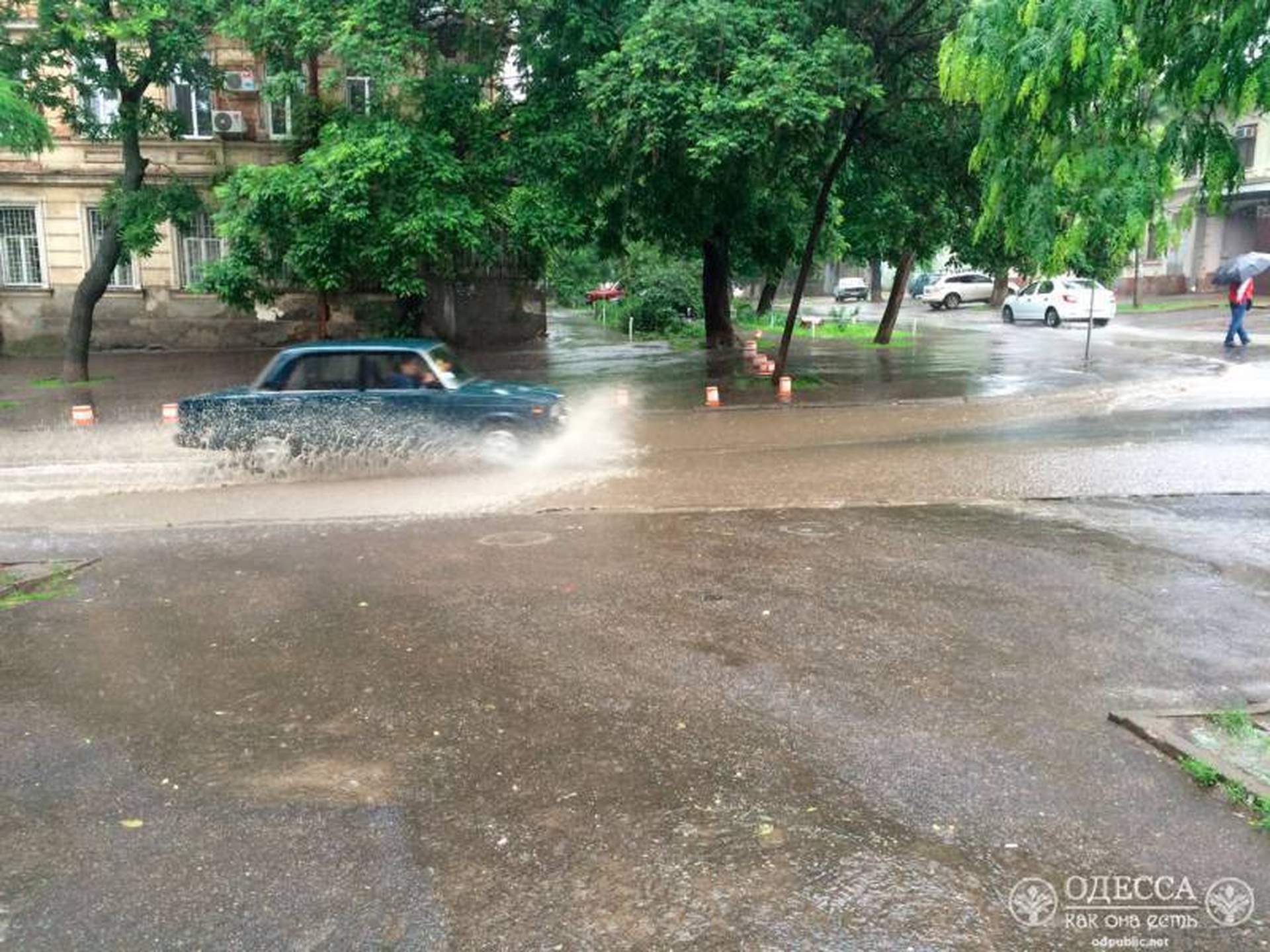 Ливень в Одессе. Дороги стали реками 