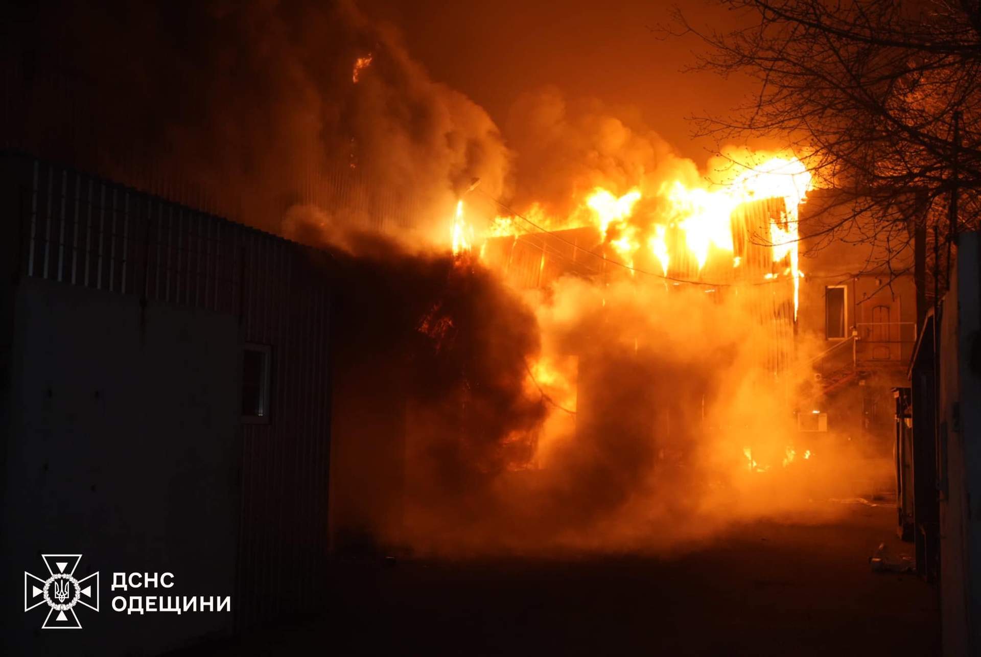 Дрони росіян спалили склад дитячих іграшок в Одесі