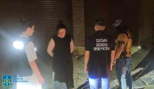 Антимонопольниця з Одеси попалася на хабарі у 10 тисяч доларів