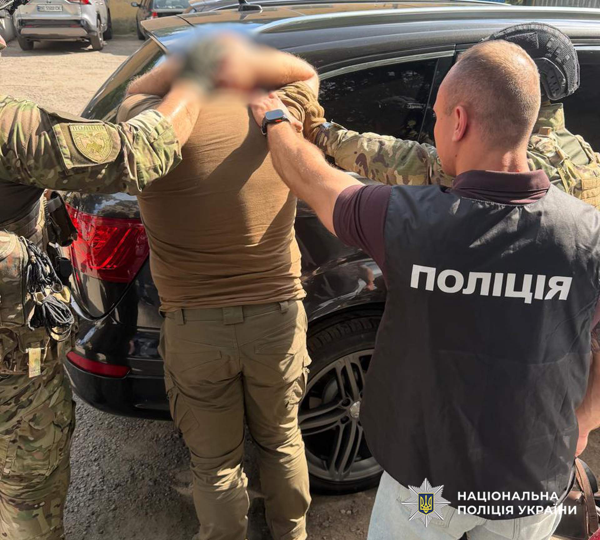 Офіцера на Одещини затримали за спробу продати зняття з розшуку