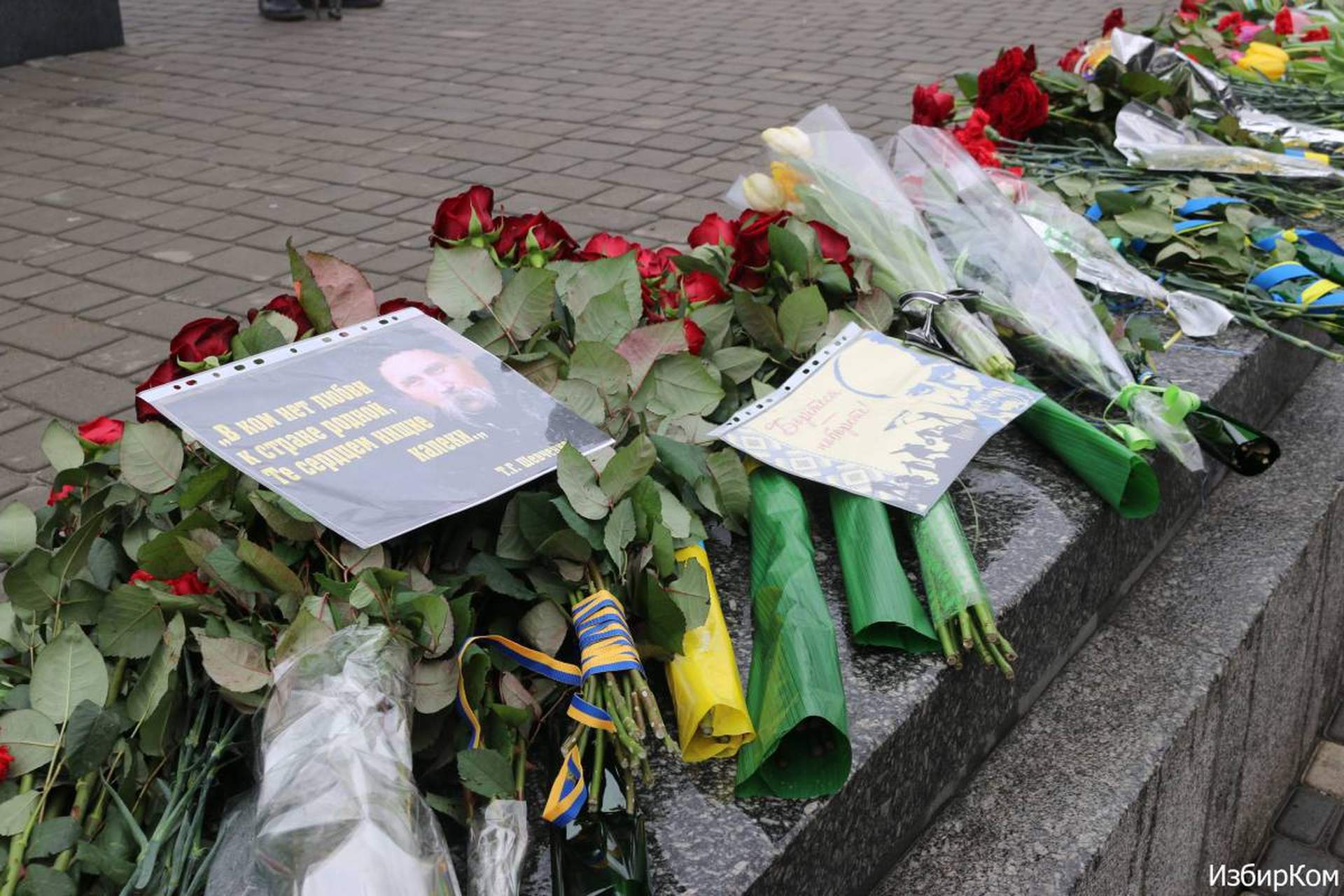 Одесситы принесли цветы к памятнику Шевченко и потребовали освободить Савченко