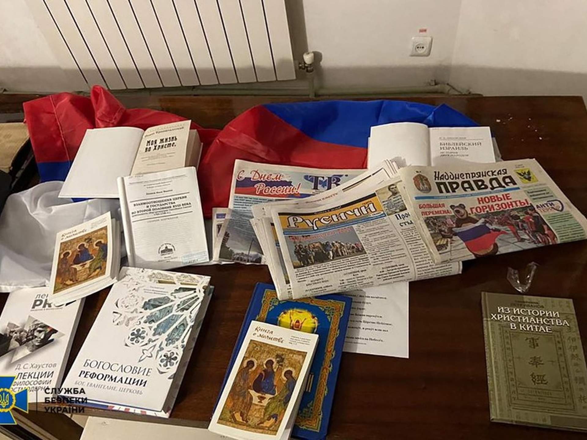 Агітаційні листівки об’єднання Медведчука та російські "триколори": СБУ викрила колишні склади окупантів на Херсонщині