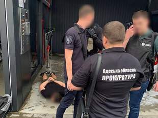 Одеського митника затримали під час одержання грошей