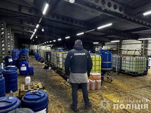 В Одесі поліція ліквідувала масштабне підпільне виробництво хімічної продукції світових брендів