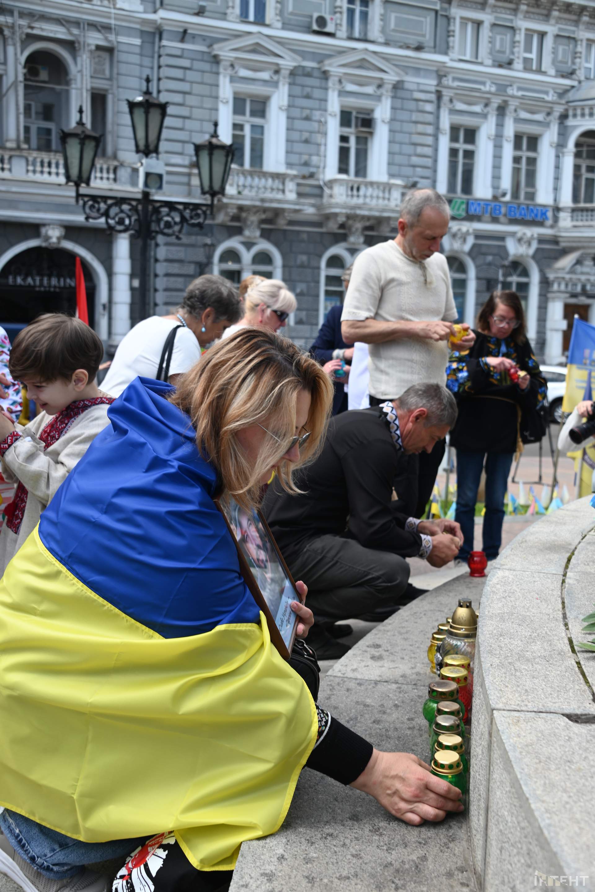 Лампадки, стрічки та хода пам’яті: в Одесі відбулася акція до Дня вишиванки
