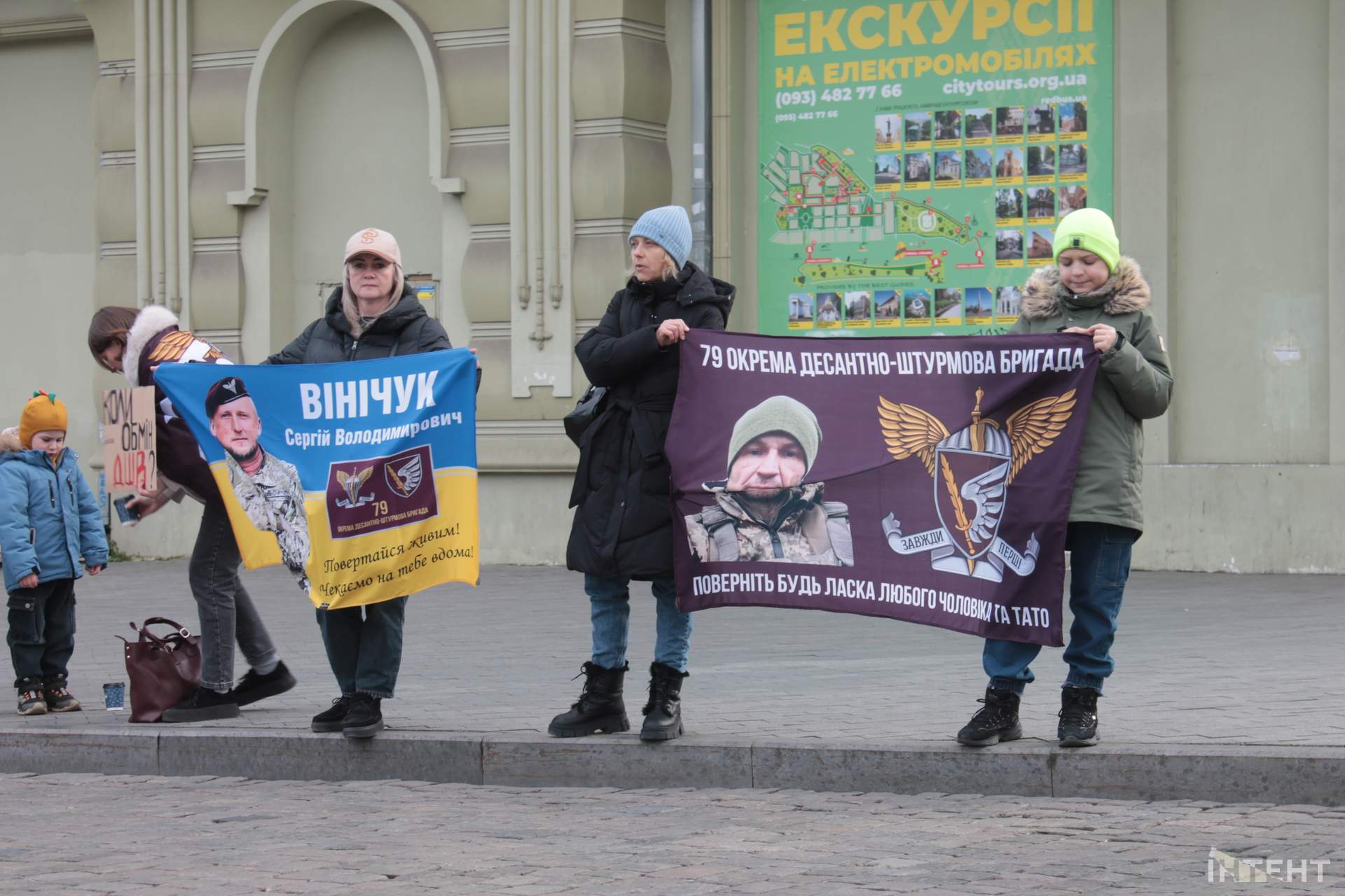 Одесити зібралися на акцію підтримки військовополонених в центрі міста