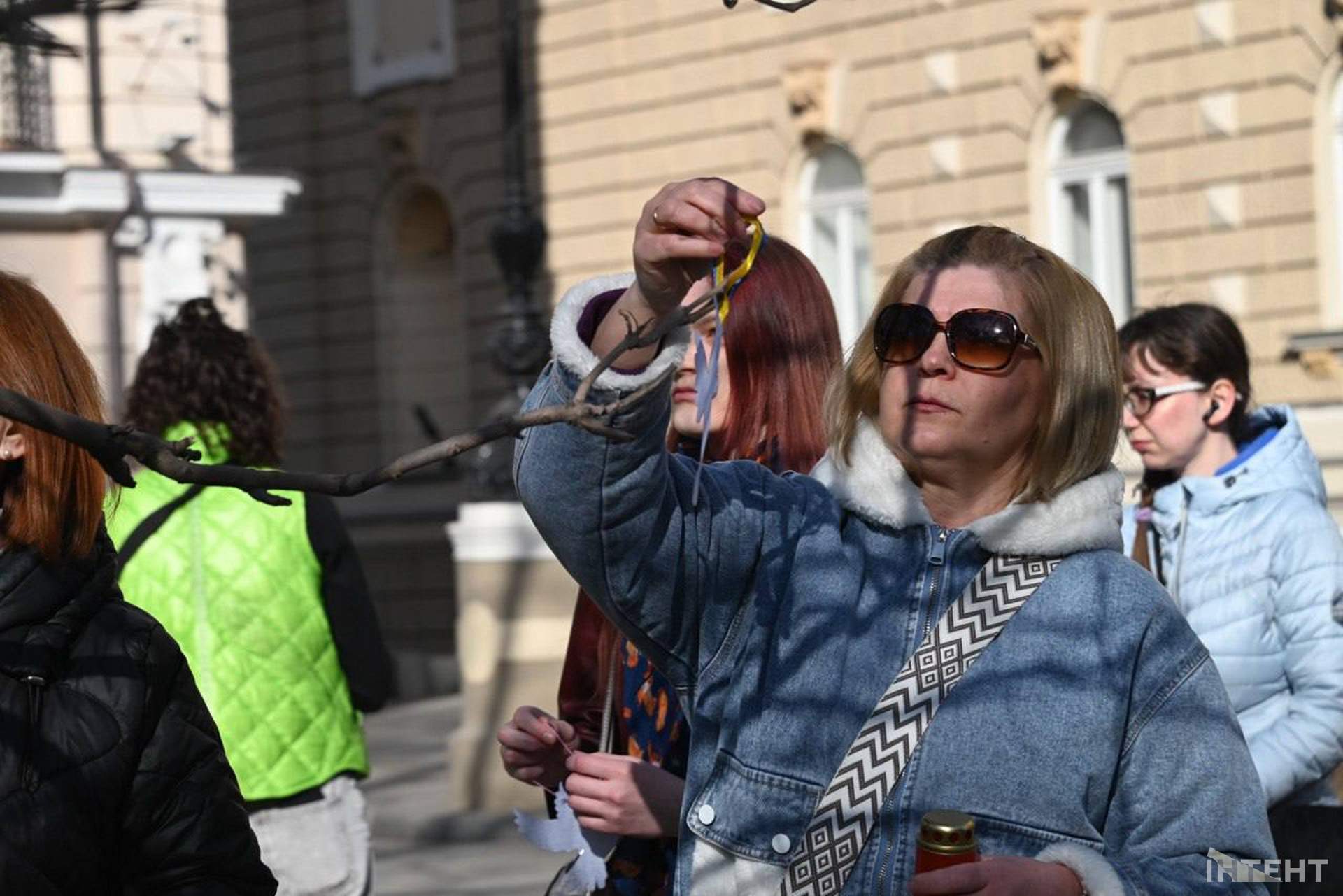 В Одесі вшанували пам'ять вбитих росіянами у драмтеатрі Маріуполя