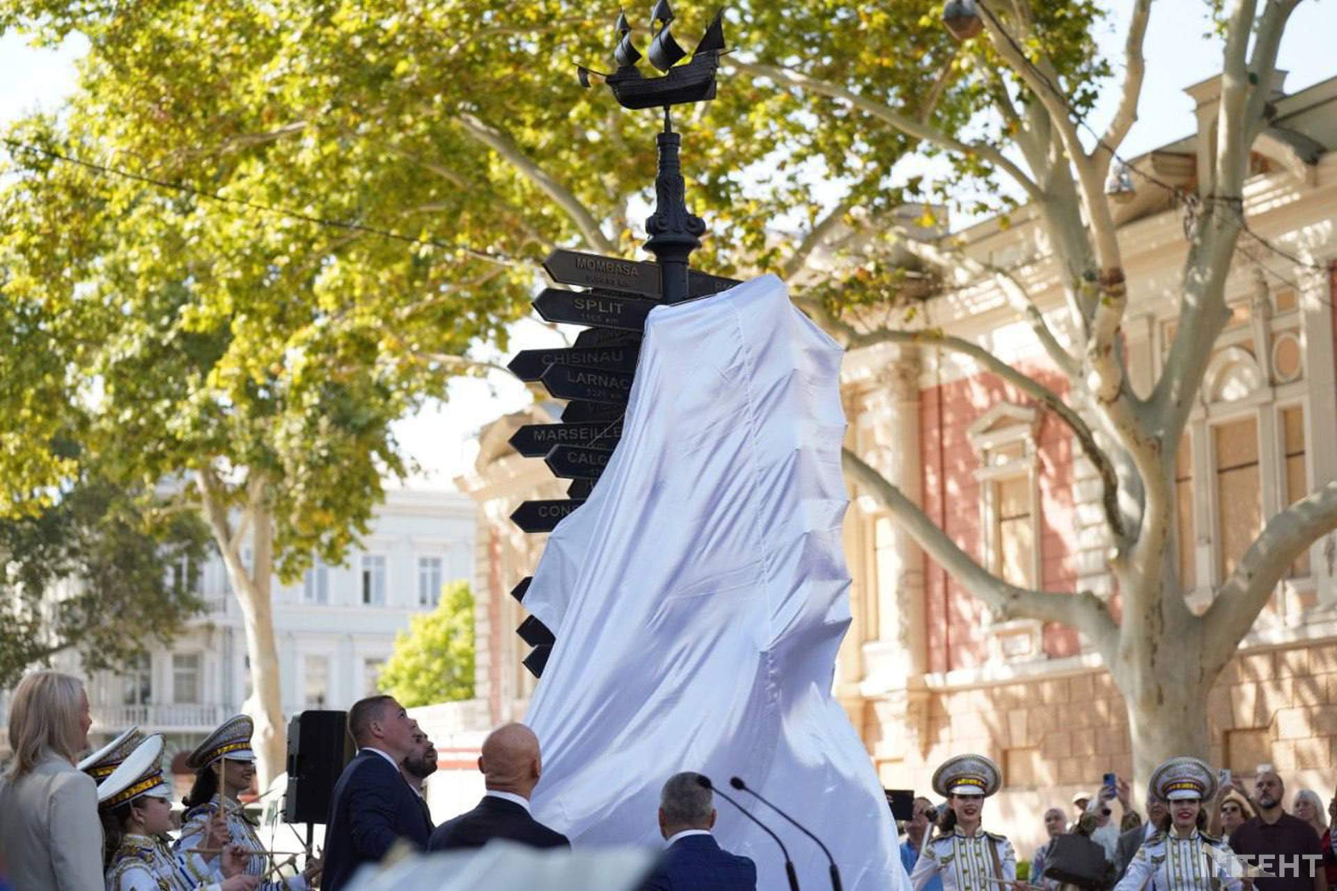 В Одесі на покажчику міст-побратимів зʼявилися нові назви