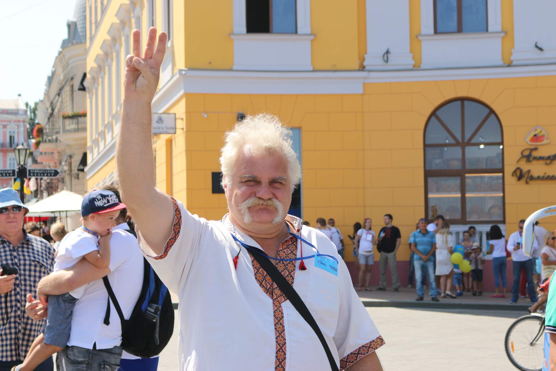 В Одесі майже дві тисячі людей у вишиванках утворили живий ланцюг