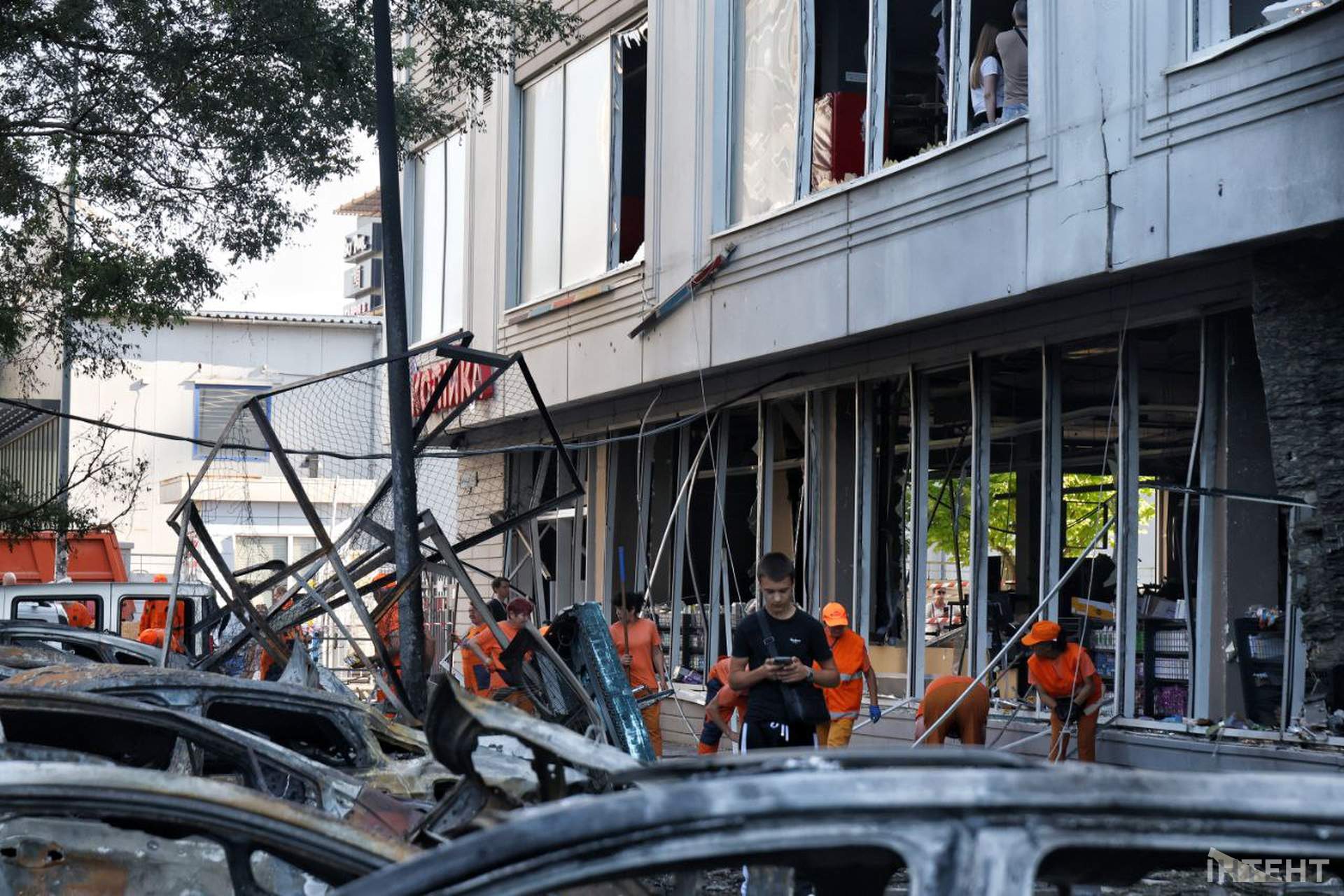 Внаслідок нічного обстрілу Одеси постраждали відділення банку та супермаркет