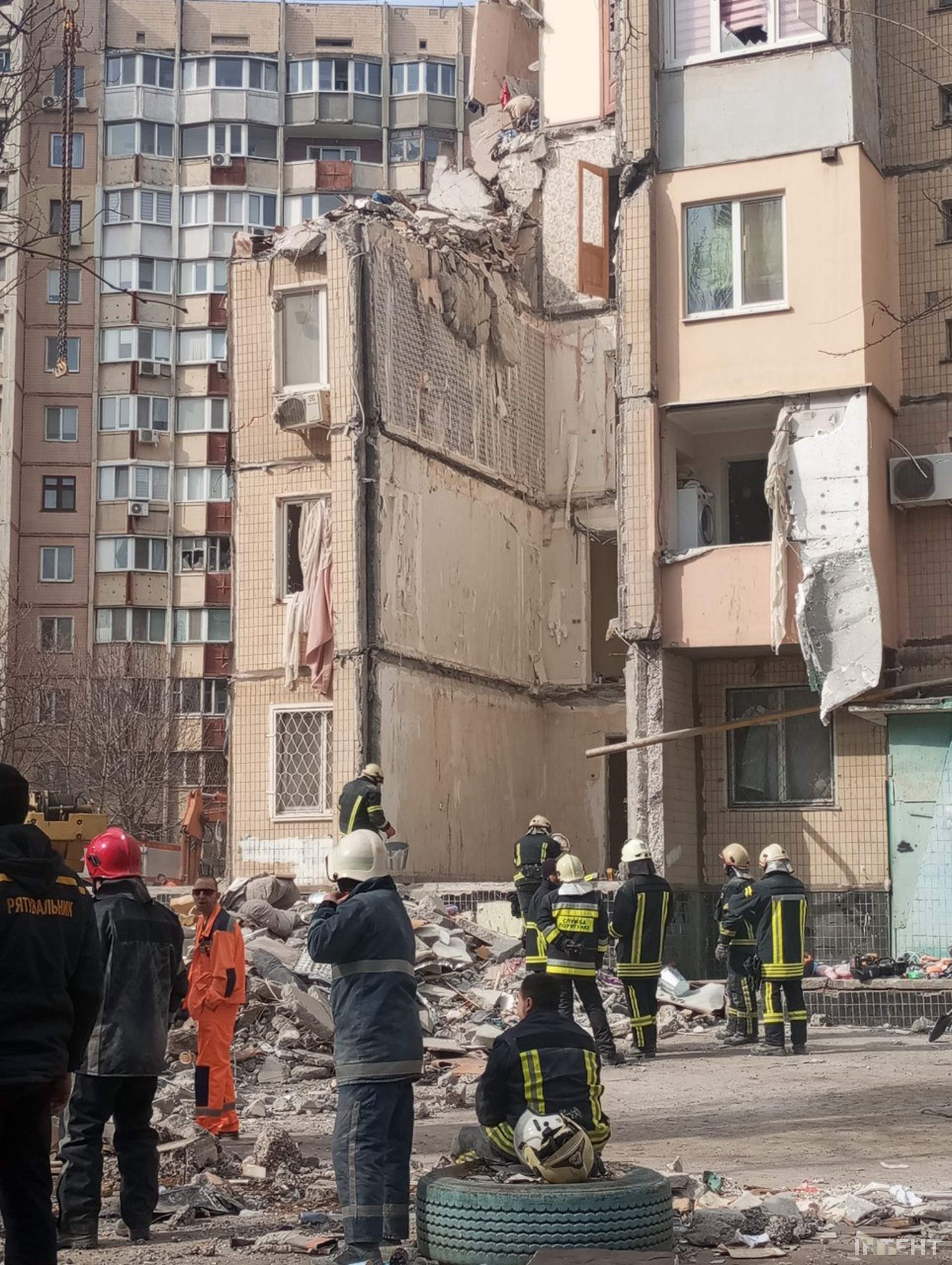 Одесити несуть іграшки та квіти на місце трагедії
