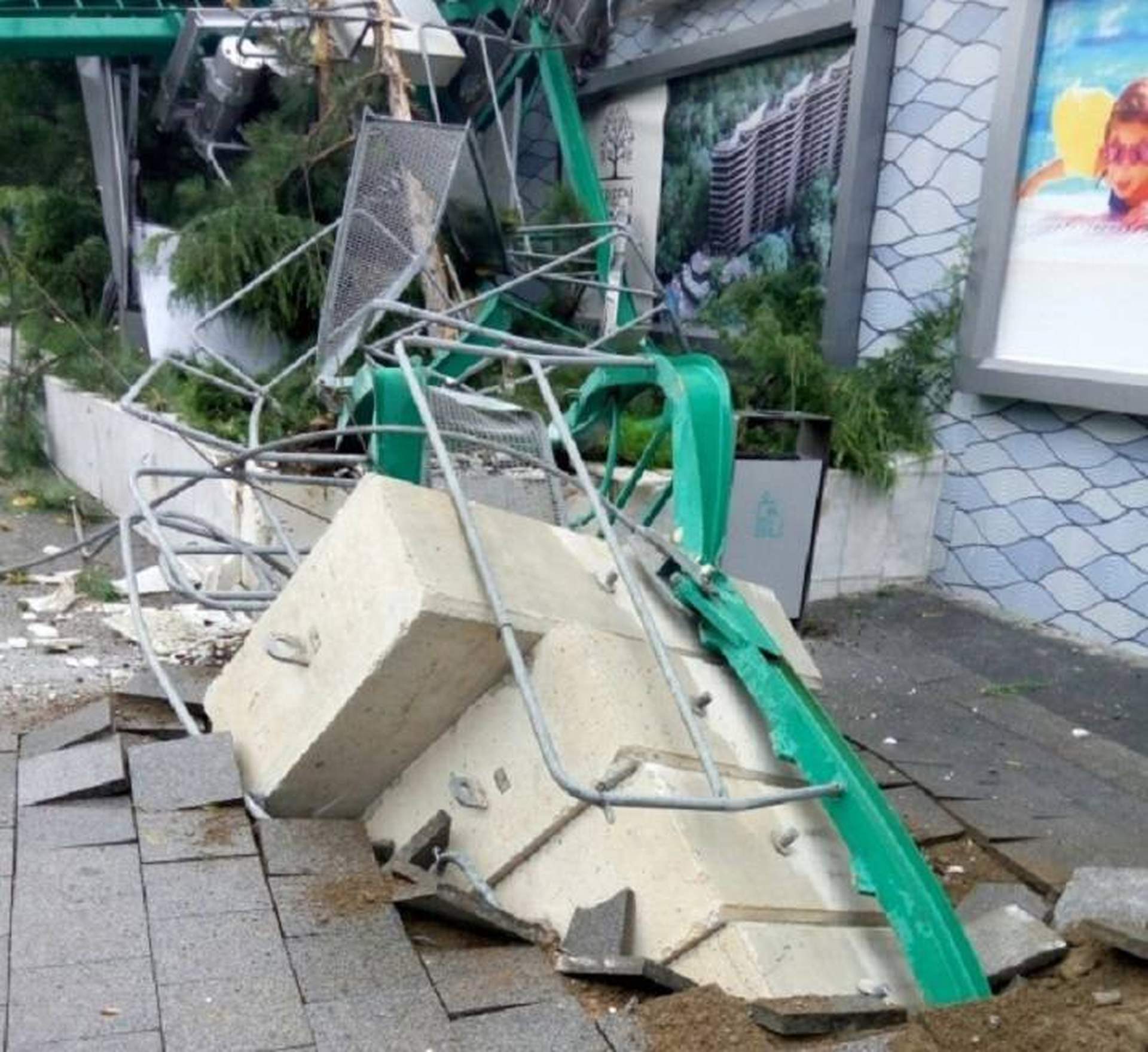 Одесский ураган: поломанные деревья и упавший кран  