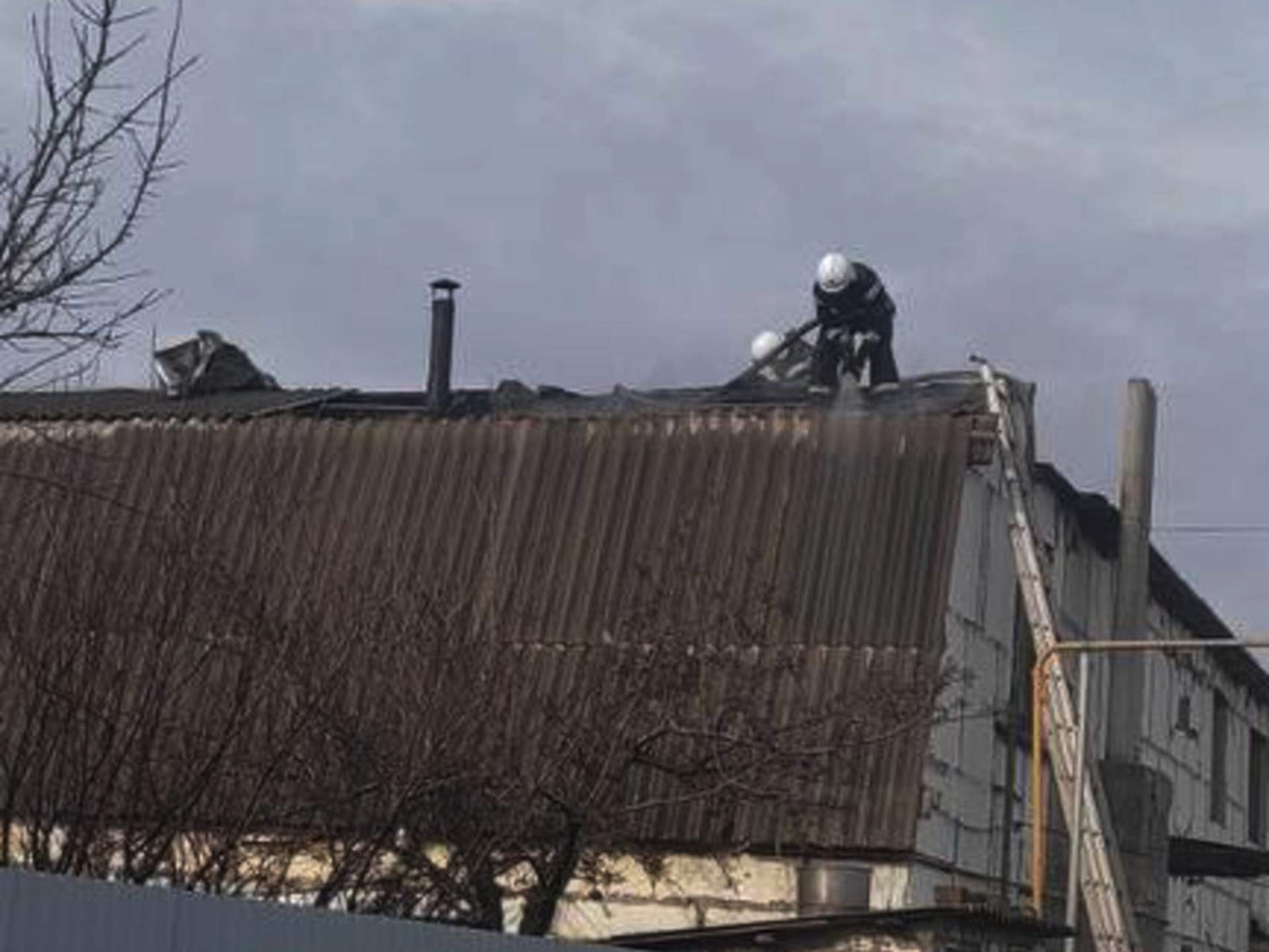 Через російські обстріли в Очакові загорівся гараж