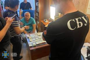 У підозрюваного в хабарництві одеського лікаря знайшли в кабінеті чверть мільйона доларів