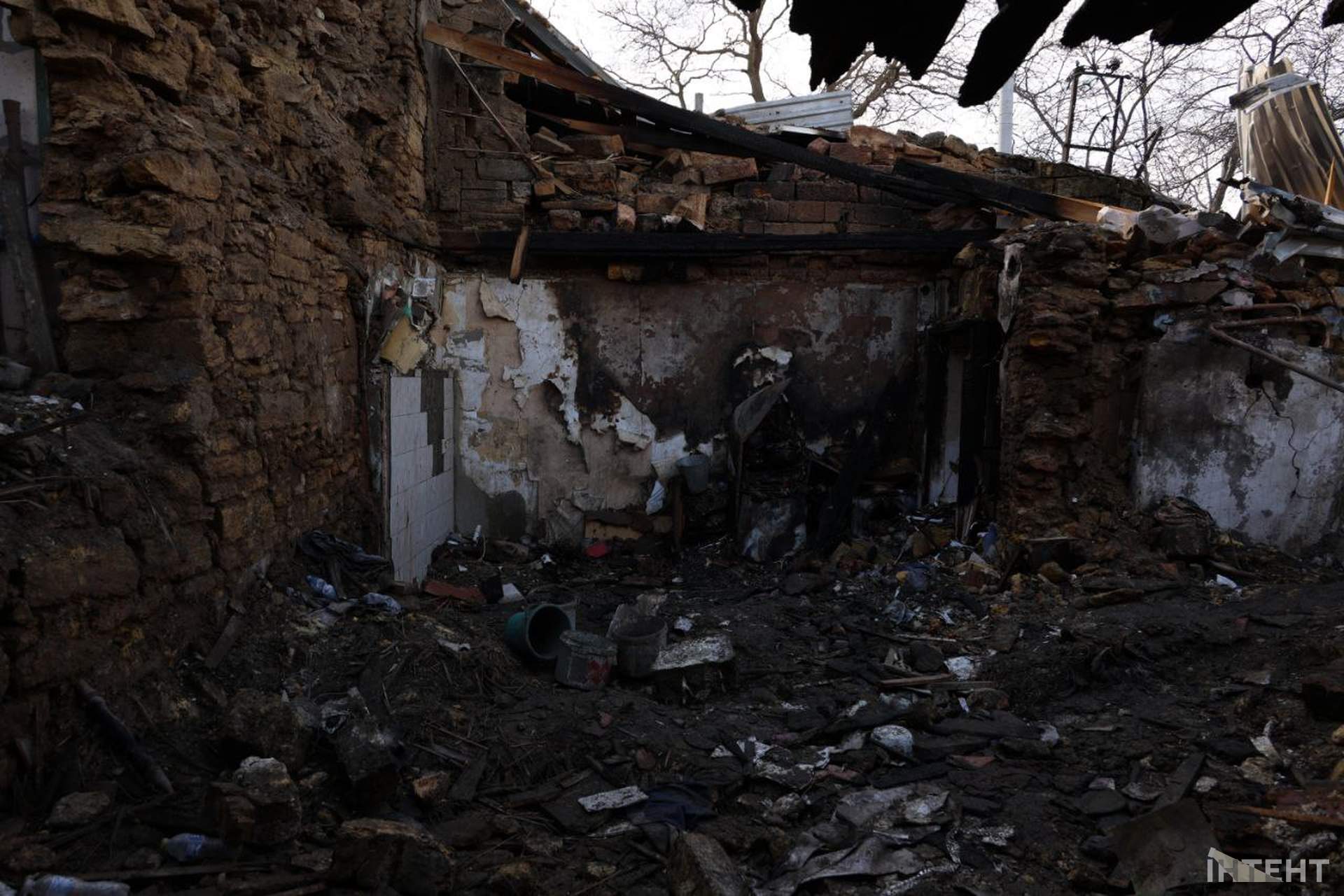 Одесит загинув від уламків дрона: місце трагедії у світлинах Інтента