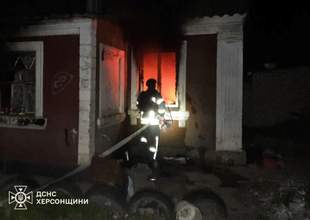 Рятувальники Херсонщини гасили пожежу під обстрілами окупантів