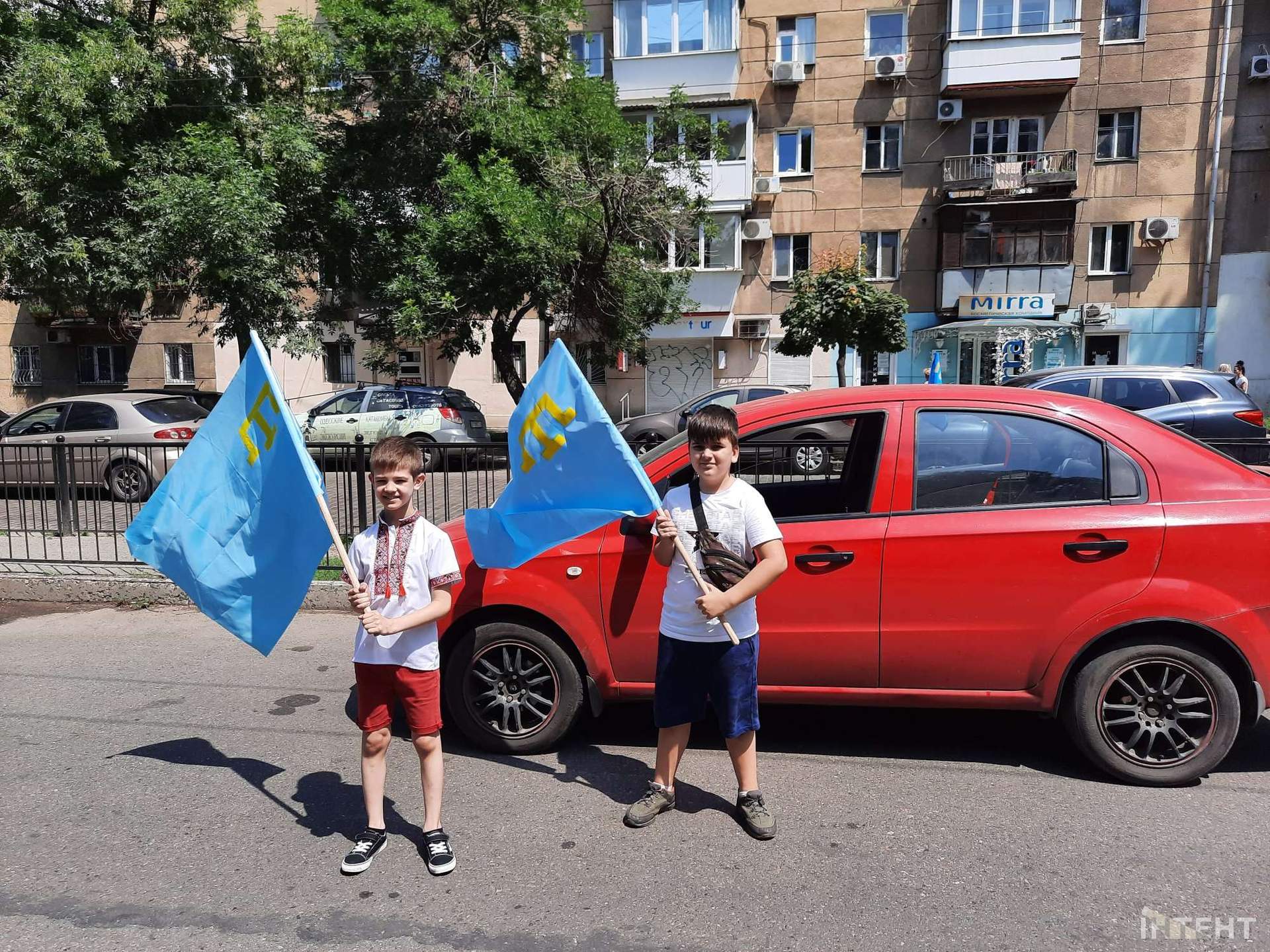 В Одесі влаштували мегамарш вишиванок та автопробіг до дня кримськотатарського прапору