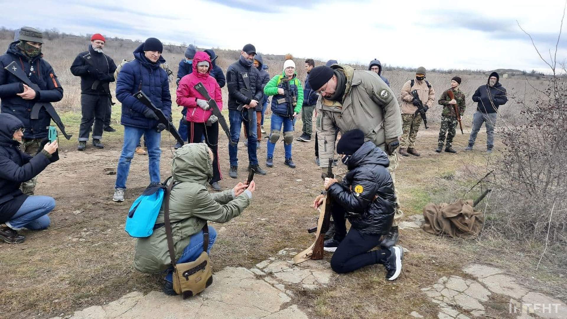 Не панікуй! Готуйся: в Одесі навчали цивільне населення поводитись зі зброєю