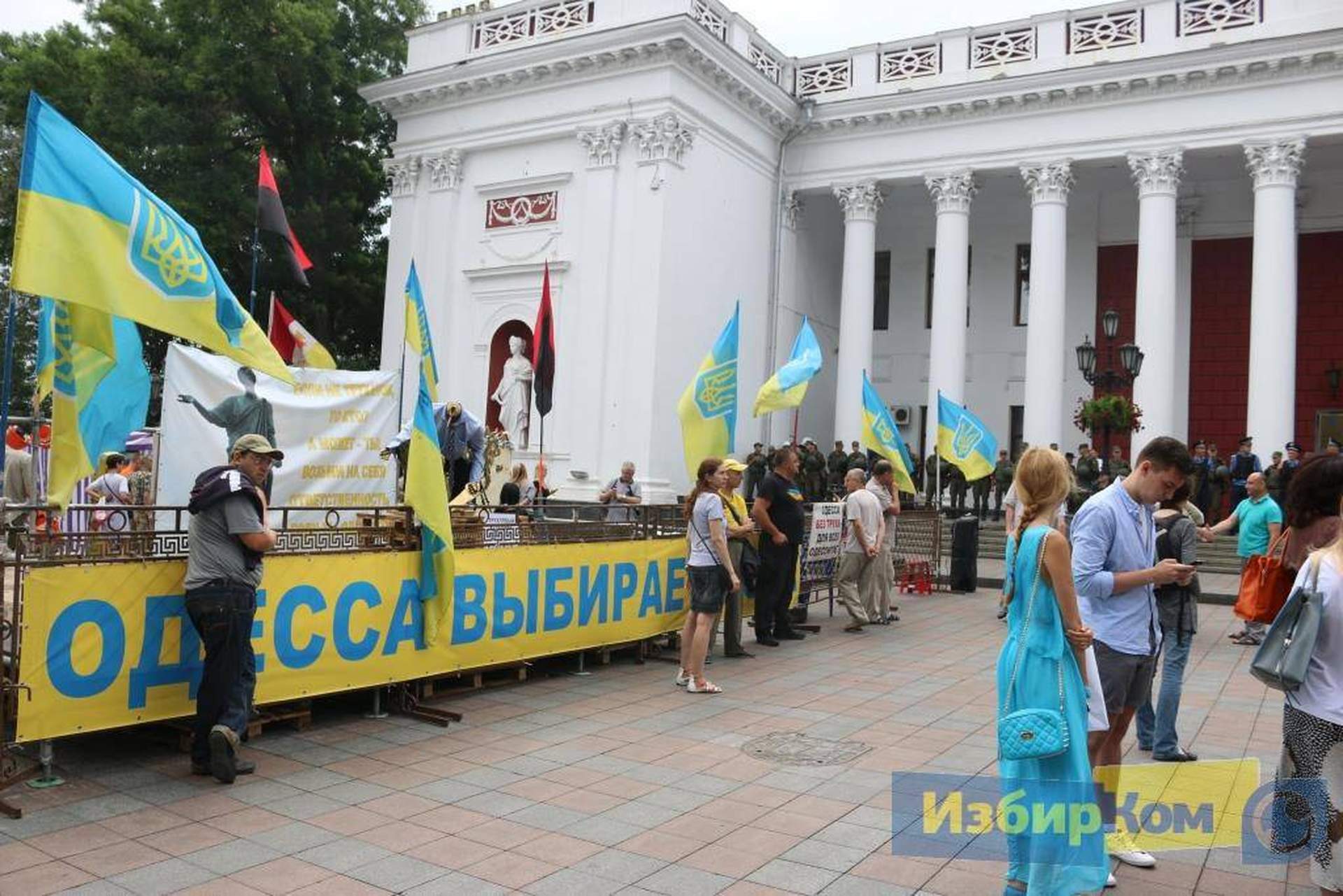 Неожиданная сессия Одесского горсовета: оцепление вокруг мэрии и сбор ради одного вопроса