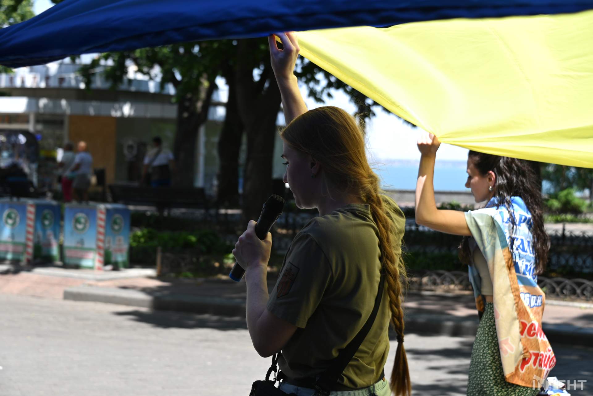 Родичі полонених розгорнули в Одесі 100-метровий прапор до Дня Конституції