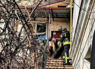 рф вдарила по Херсону: рятувальники зняли тіло загиблого з даху будинку