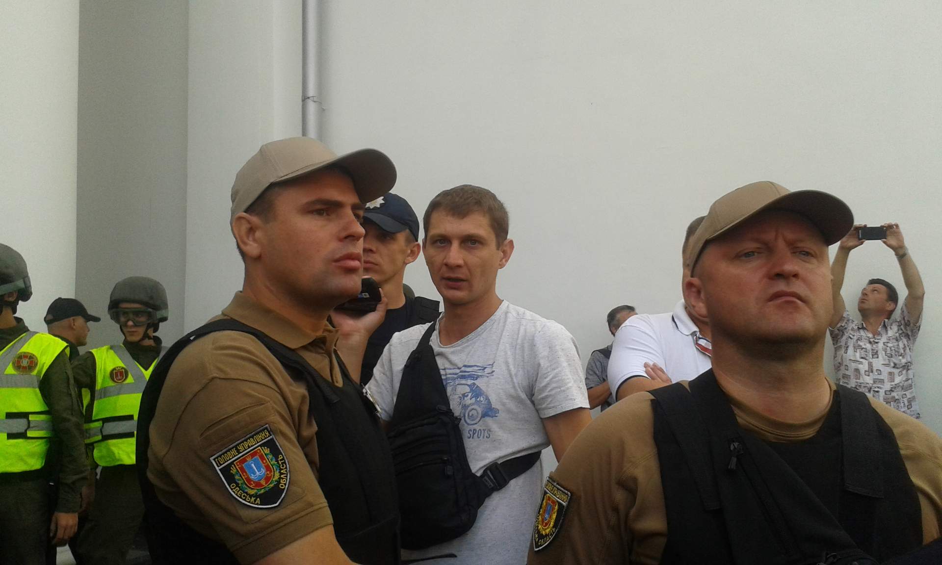 Сессия Одесского городского совета: потасовки с митингующими и попытки экс-нардепа попасть в здание мэрии