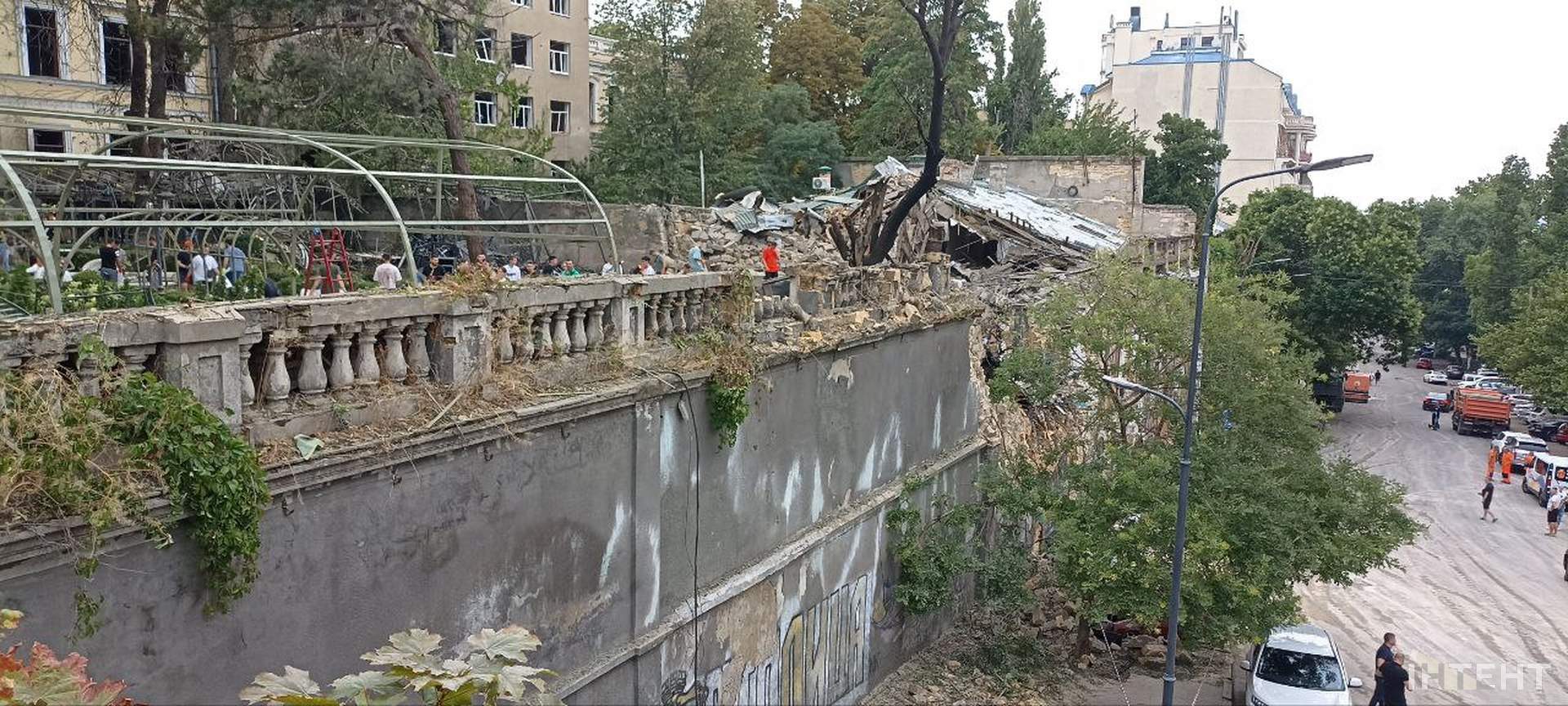 Наслідки нічної атаки росіян по Одесі в світлинах Інтента