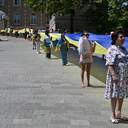 Родичі полонених розгорнули в Одесі 100-метровий прапор до Дня Конституції