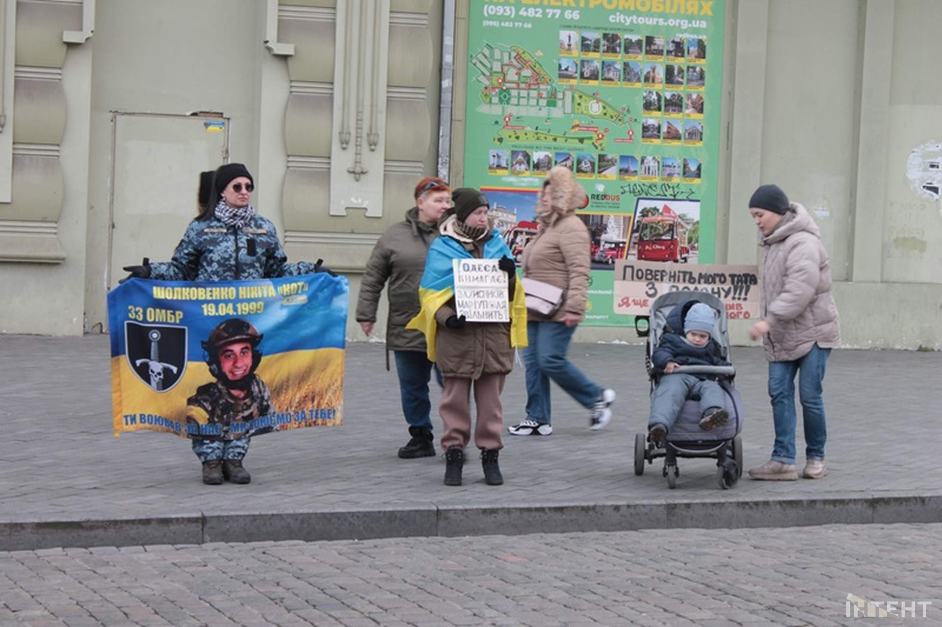Одесити зібралися на акцію підтримки військовополонених в центрі міста