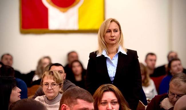Olena Kolodenko at a staff meeting at the mayor's office. PHOTO: Serhiy Lysak/Telegram